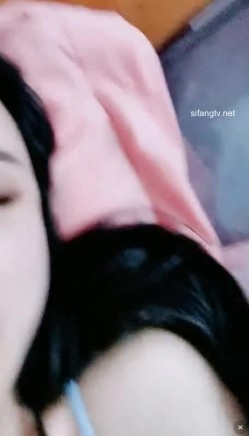最美真实空姐【空姐CC】疫情停飞在家和男友无套啪啪 这身材！这颜值！我愿为她精尽人亡 男主说了会在机场干这尤物 截图5