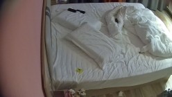 酒店偷拍 学生情侣妹子满心期待男友激烈的碰撞废才男友只知道玩游戏性能力让她大失所望 截图13