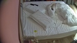 酒店偷拍 学生情侣妹子满心期待男友激烈的碰撞废才男友只知道玩游戏性能力让她大失所望 截图14