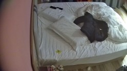 酒店偷拍 学生情侣妹子满心期待男友激烈的碰撞废才男友只知道玩游戏性能力让她大失所望 截图16