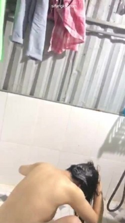 【出租屋浴室偷拍】超清画质现场破洞偷拍多位身材不错小姐姐 洞中窥逼 精彩值得收藏 截图10