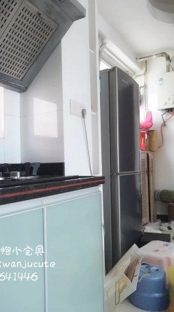 QQ微博S级身材女神【抱抱小玩具】寂寞的小厨娘 做饭时性起用调料瓶紫薇 高潮花心红红的 截图12