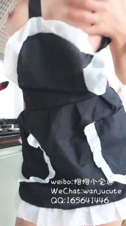 QQ微博S级身材女神【抱抱小玩具】寂寞的小厨娘 做饭时性起用调料瓶紫薇 高潮花心红红的 截图14