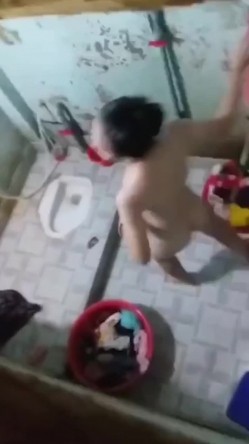 偷拍表妹脱光衣服洗澡，咪咪那么小还戴胸罩,真是不知道节俭 截图1