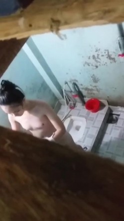 偷拍表妹脱光衣服洗澡，咪咪那么小还戴胸罩,真是不知道节俭 截图3