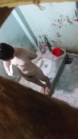 偷拍表妹脱光衣服洗澡，咪咪那么小还戴胸罩,真是不知道节俭 截图5