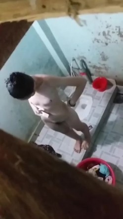 偷拍表妹脱光衣服洗澡，咪咪那么小还戴胸罩,真是不知道节俭 截图6