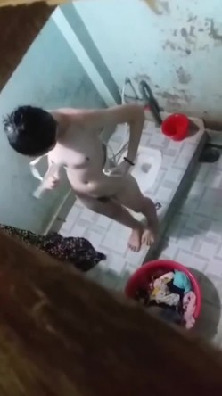 偷拍表妹脱光衣服洗澡，咪咪那么小还戴胸罩,真是不知道节俭 截图7