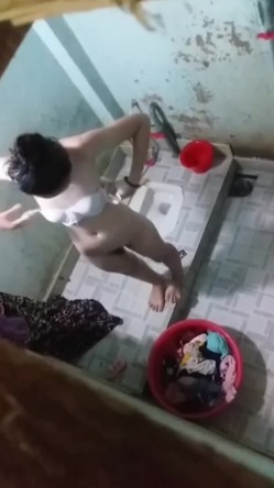偷拍表妹脱光衣服洗澡，咪咪那么小还戴胸罩,真是不知道节俭 截图12