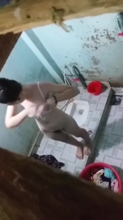 偷拍表妹脱光衣服洗澡，咪咪那么小还戴胸罩,真是不知道节俭 截图14