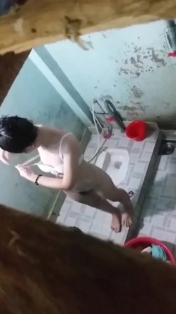 偷拍表妹脱光衣服洗澡，咪咪那么小还戴胸罩,真是不知道节俭 截图16