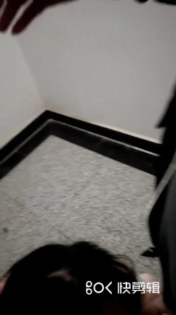 樱子老师和表哥寻求刺激，穿着睡袍就在楼梯干，被表哥艹得太爽，呻吟淫荡地叫被发现，狼狈回房间，还在流水！ 截图5