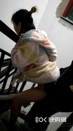 樱子老师和表哥寻求刺激，穿着睡袍就在楼梯干，被表哥艹得太爽，呻吟淫荡地叫被发现，狼狈回房间，还在流水！ 截图8