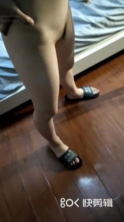 樱子老师和表哥寻求刺激，穿着睡袍就在楼梯干，被表哥艹得太爽，呻吟淫荡地叫被发现，狼狈回房间，还在流水！ 截图16
