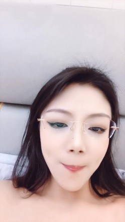 高颜值御姐独享大哥恩宠，全程露脸黑丝高跟让大哥深喉草嘴，各种体位爆草蹂躏无套内射中出，表情真骚好刺激 截图16