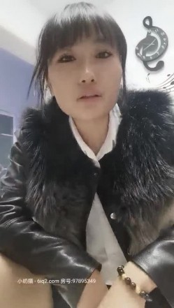 寂寞终结者 今天约几个朋友回家喝酒 两个男人把媳妇按在床上啪啪 截图1