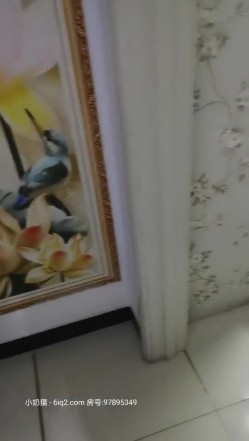 寂寞终结者 今天约几个朋友回家喝酒 两个男人把媳妇按在床上啪啪 截图4