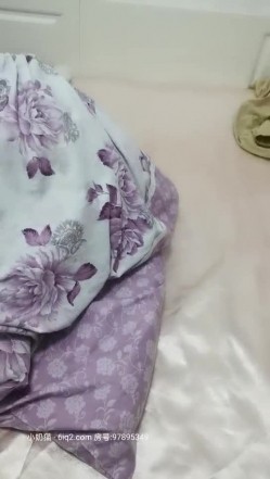 寂寞终结者 今天约几个朋友回家喝酒 两个男人把媳妇按在床上啪啪 截图5