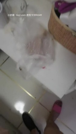 寂寞终结者 今天约几个朋友回家喝酒 两个男人把媳妇按在床上啪啪 截图12