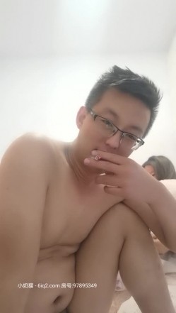 寂寞终结者 今天约几个朋友回家喝酒 两个男人把媳妇按在床上啪啪 截图15