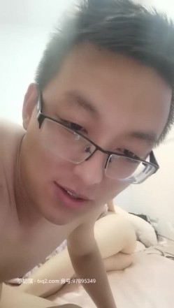 寂寞终结者 今天约几个朋友回家喝酒 两个男人把媳妇按在床上啪啪 截图16