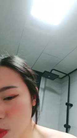 笑起来美丽动人气质年轻女神一抹红砂露脸骚动起来，口红道具自慰 截图1