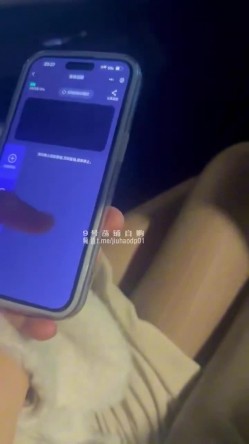 泡良大神『tesxgjkssl』06黑丝小母狗 在餐厅 网约车 商场 遥控她逼里的跳蛋 乖乖完成任务才能接受主人赏赐的爆操 截图4
