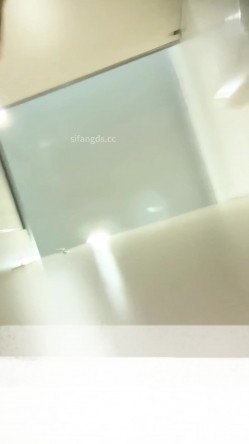 熊学生潜入教学楼女厕抄底偷拍 几个学姐的逼穿着凉鞋头上戴朵红花的极品大三白虎学姐 截图5