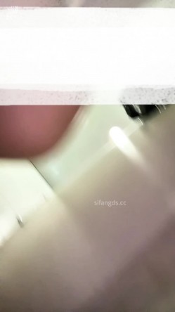 熊学生潜入教学楼女厕抄底偷拍 几个学姐的逼穿着凉鞋头上戴朵红花的极品大三白虎学姐 截图12