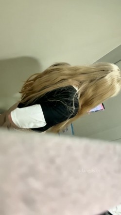 熊学生潜入教学楼女厕抄底偷拍 几个学姐的逼穿着凉鞋头上戴朵红花的极品大三白虎学姐 截图15