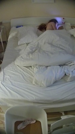 酒店偷拍连续几天入住年轻情侣爱喝酒的呆萌美女宿醉未醒裸奔吵架崩溃大哭 截图10