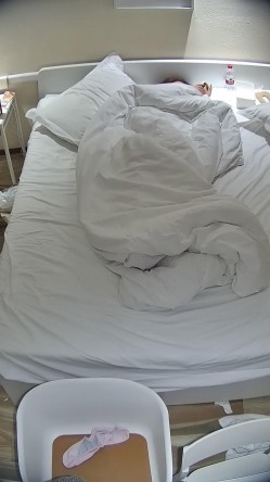 酒店偷拍连续几天入住年轻情侣爱喝酒的呆萌美女宿醉未醒裸奔吵架崩溃大哭 截图11