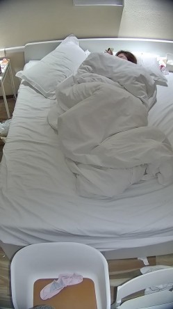 酒店偷拍连续几天入住年轻情侣爱喝酒的呆萌美女宿醉未醒裸奔吵架崩溃大哭 截图12