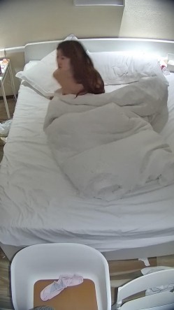 酒店偷拍连续几天入住年轻情侣爱喝酒的呆萌美女宿醉未醒裸奔吵架崩溃大哭 截图13