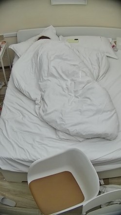 酒店偷拍连续几天入住年轻情侣爱喝酒的呆萌美女宿醉未醒裸奔吵架崩溃大哭 截图16