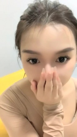 明星脸，几万粉丝的小网红，【偷走一头猪】，清秀女神~长腿骚舞~道具黑牛~逼会下蛋，走在街上回头率肯定高 截图9