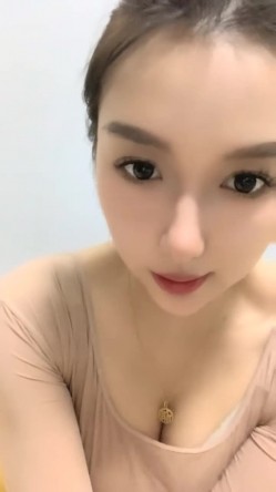 明星脸，几万粉丝的小网红，【偷走一头猪】，清秀女神~长腿骚舞~道具黑牛~逼会下蛋，走在街上回头率肯定高 截图10
