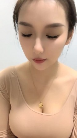 明星脸，几万粉丝的小网红，【偷走一头猪】，清秀女神~长腿骚舞~道具黑牛~逼会下蛋，走在街上回头率肯定高 截图14