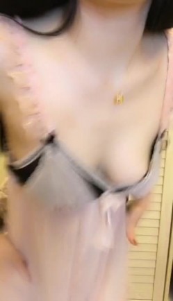 长相甜美长发妹子性感睡衣吊带黑丝拨开内裤道具自慰 道具JJ抽插高潮出白浆 截图6