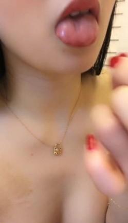 长相甜美长发妹子性感睡衣吊带黑丝拨开内裤道具自慰 道具JJ抽插高潮出白浆 截图14