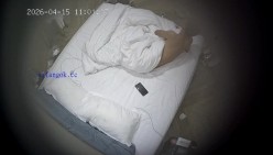 酒店偷拍奶子贴乳贴的美女和男友拿着手机一边拍一边各种体位姿势做爱 截图10