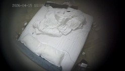 酒店偷拍奶子贴乳贴的美女和男友拿着手机一边拍一边各种体位姿势做爱 截图11