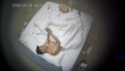 酒店偷拍奶子贴乳贴的美女和男友拿着手机一边拍一边各种体位姿势做爱 截图12