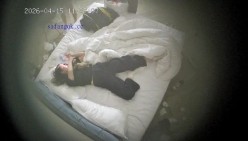 酒店偷拍奶子贴乳贴的美女和男友拿着手机一边拍一边各种体位姿势做爱 截图15