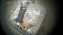 酒店偷拍奶子贴乳贴的美女和男友拿着手机一边拍一边各种体位姿势做爱 截图16