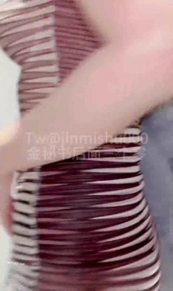 《最新流出露出女神》极品大长腿苗条身材阴钉骚妻【金秘书】福利3，公园超市各种人前露出放尿啪啪紫薇，相当过瘾 截图2