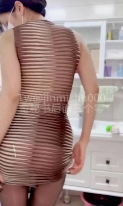 《最新流出露出女神》极品大长腿苗条身材阴钉骚妻【金秘书】福利3，公园超市各种人前露出放尿啪啪紫薇，相当过瘾 截图3