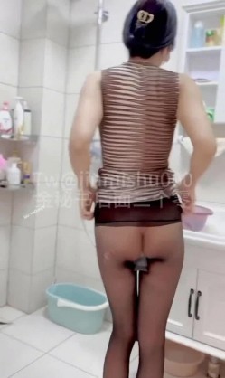 《最新流出露出女神》极品大长腿苗条身材阴钉骚妻【金秘书】福利3，公园超市各种人前露出放尿啪啪紫薇，相当过瘾 截图4