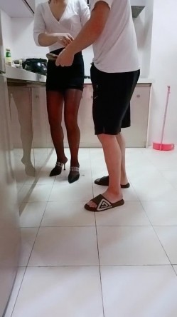 禽兽啊 ️小叔强上嫂子，厨房激战一番强行带到房间继续激战~对话非常搞笑，演的很逼真 ️一直在激烈反抗！5V 截图1