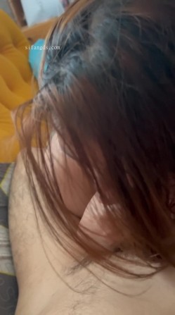 云盘高质露脸A级泄密，十个眼镜九个骚，颜值普通的女孩被老司机调教成了母狗，往逼里灌水各种玩肏 截图7